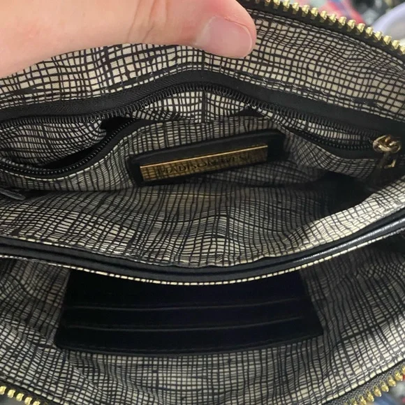 Black cross body bag with gold detail - Picture 6 of 7